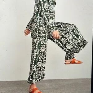 NWT Zara Women’s Green and Cream Floral Ruffle Pants